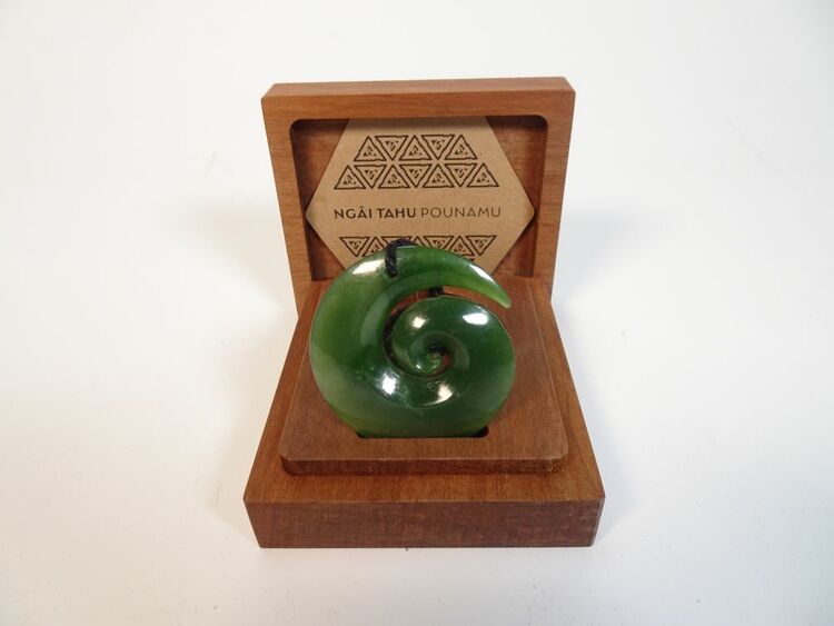 �⽻��ǰ��ح���@��(ch��ng)��߅��(hu��)�h�ϣ��@�l�{(l��n)ɫ�����й���