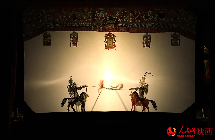 老腔皮影戲《三英戰呂布》選段。人民網記者 孫挺攝