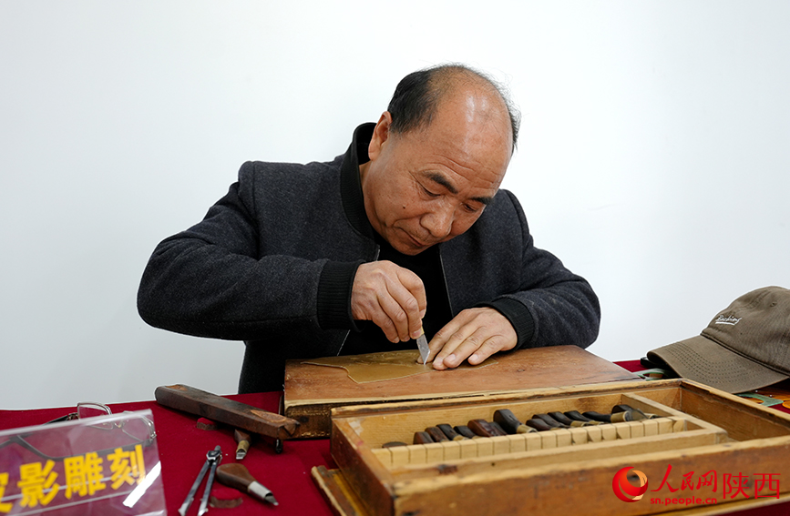 陳義文正在進行雕刻皮影。人民網記者 孫挺攝