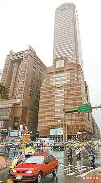 ���С��������c��·���������_(t��i)��܇(ch��)վǰ���¹�Ħ������߅��������z