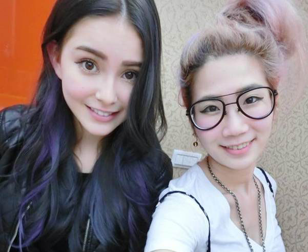 ����Ⱦ�˺�ɫ���Ѱlβ��Ⱦ���{��ɫ