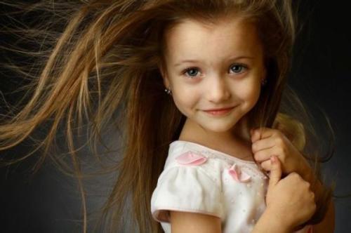 �������ˊʘ�Ӎ ���_˹�}��ͯģ��������(Angelina Kurkina)�l(f��)��һ�M����,��Ƭ��С�������Ͱ�׃,�·��`�䷲�g��