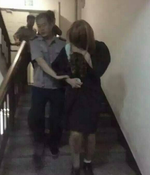 �ЌW����ʾ��ԓ���Ӻܿ�����ԓУ�W�������ܲ�ֹһ�������f��߀δ�õ��ٷ��C����Ҳ�б����˷Q��ԓ���ӱ��l�F������ʾ�Լ��ǁ���Ů���ѵġ�