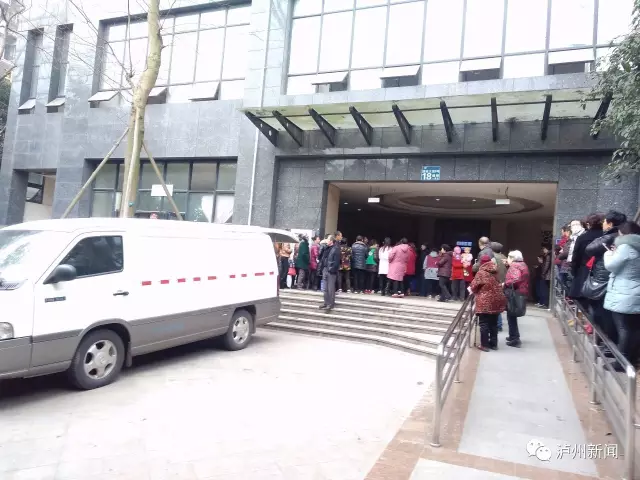 �Ĵ�һ����Ů���˹����l�F���������݃� �ӷ���ץ