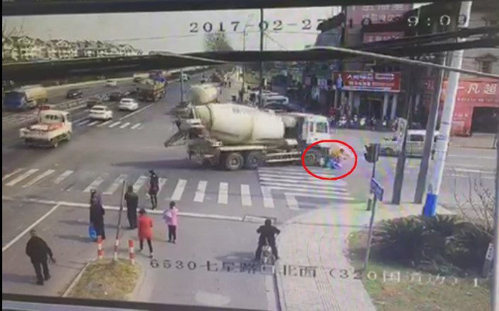 2��27������10�c38�����ң��㽭���d���Ϻ��^���ǽֵ�320�����c�d��·����ڣ�һ�vˮ������܇���D�r���c�ǙC��܇����һ�vֱ�еĶ�݆Ħ��܇�l����ײ��Ħ��܇��һ�����޺�һ��2�q���ӱ�����܇�¡��P�I�r�̣�����ƴ���Ѻ����o�ڑ�����Ӻ��l�o�p�����������������뉺�����t�󱻽�֫�����K���ǣ��@λ�����ё���5���£����]�����g�ͺ����ί���ˎ���@��δ�����Č����y���ˣ��ְ����_Ҳ�܂��ˡ�