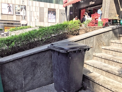 ��긽���ĺ�ɫ����Ͱ