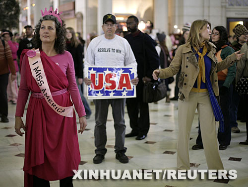 3��18�����������l�������ˑ�5����֮�H��һЩ����������ʿ�ڽ�ͨ�߷�r�΁����Aʢ�D����܇վ�e�з�������ʾ���� ���A��/·͸