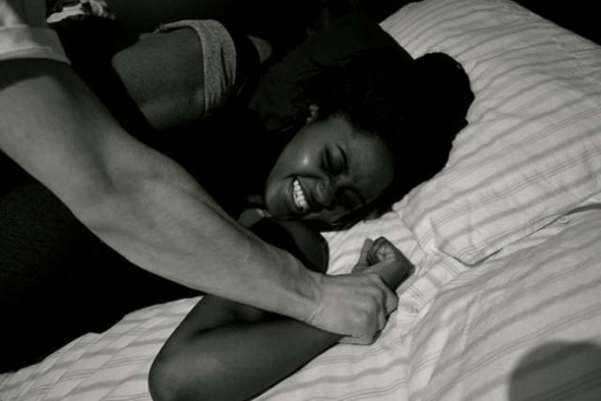 ���¾W5��17���c ����ý���������һ��Ů������һ��İ������ԇ�D������C�������돊�����������^Ů�Ӳ��]������@��ʧ�룬�������o�������������ӌ������Ǖr����ҧ�������^�����Ó����