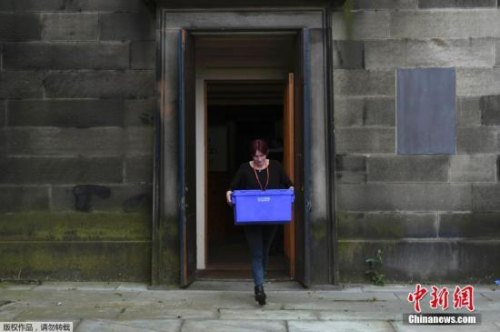 �Y�ψD�����ؕr�g2016��6��22�գ�Ӣ���۶�����Ӣ��Ó�W��Ͷ�ڼ�������ͶƱվ�ʂ乤���M���С�