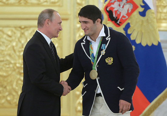 �DƬĬ�J���}