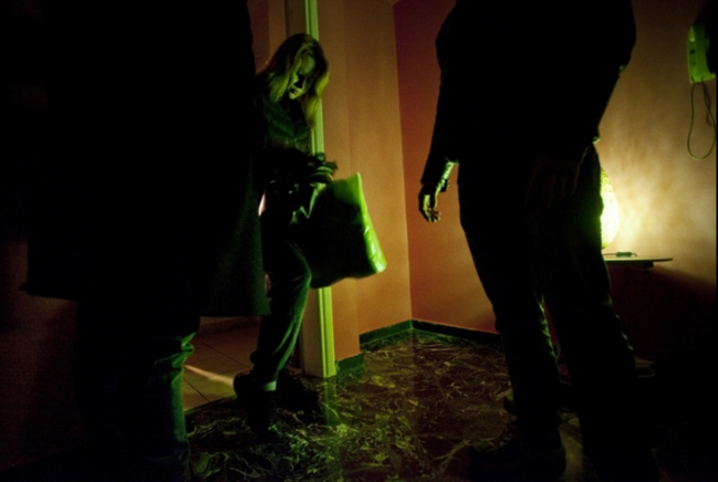 һ��Ů�����ڽo���쿴���ĺϷ��C����ϣ�D���Թ���ֻ���ڵõ������S�ɵļ�Ժ���f�ǺϷ��ġ�