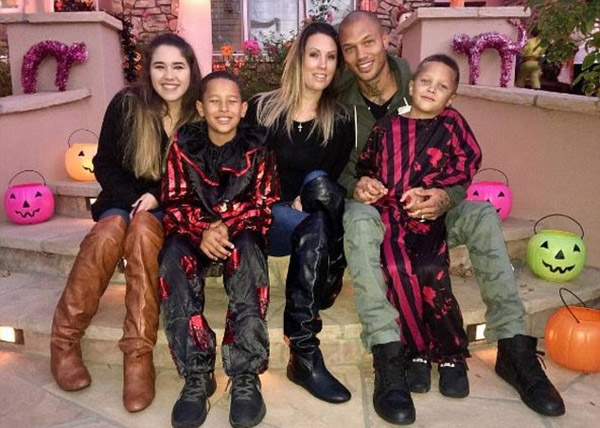 ���h(hu��n)��W(w��ng)�C�ψ�����ᵽ�������˂�������֮�Աǣ��@�ӵ���һ�����Ҳ�͚��ˣ�Ȼ�����¿������⡣��(j��)Ӣ����ÿ���]��1��2�Ո����������ȫ���������֮�Q�Ľ����ס��׿�˹(Jeremy Meeks )�ѽ�(j��ng)�̝Mጷţ��������ͼ���һ��cף�����ꡣ