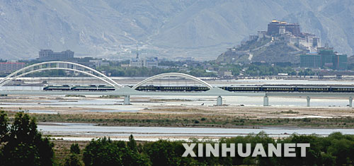 �ĸ��_��30��������ؽ���������ٰlչ���؄e������F·ͨ܇����ӡ�˶���ɽ��߅�Qͨ���֏��_ͨ��ʹ���ؽ������_�Ÿ�֡�����͹�@�� �@��2006��7��1��11�r20���S�������_�l���ġ���2���Αc����܇ͨ�^���_���ش��������������F·ȫ��ͨ܇�� &nbsp;&nbsp;&nbsp;&nbsp;���A��ӛ�� �����_�� �z