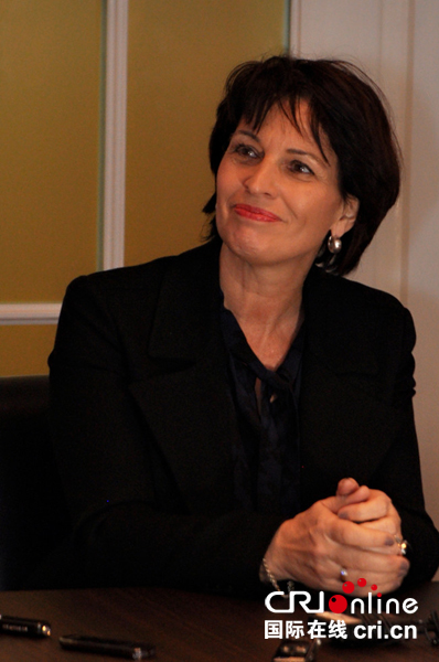 �DƬĬ�J���}