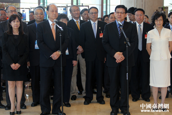 ���f(xi��)��(hu��)��(hu��)�L(zh��ng)ꐵ���ڸ�����ï���H�Ƶ�gӭ������(hu��)�����L(zh��ng)����ɭһ��