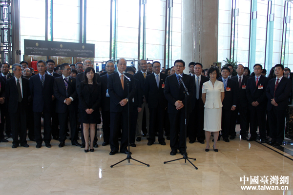 ���f(xi��)��(hu��)��(hu��)�L(zh��ng)ꐵ���ڸ�����ï���H�Ƶ�gӭ������(hu��)�����L(zh��ng)����ɭһ��