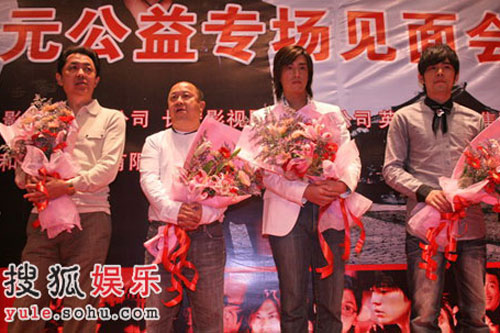 ���M����