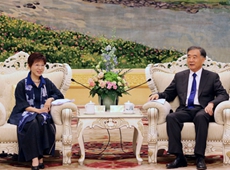 �����Ї������hǰ��ϯ�����������h��ϯ��Ľ�����_���ɰ���ƽ�lչՓ���s�u��߽���÷�քe�ʈF���L��ꑣ����@�ɰ��Pϵ�c����δ���_չ��Ԓ�f�̣��l����ͬ���h