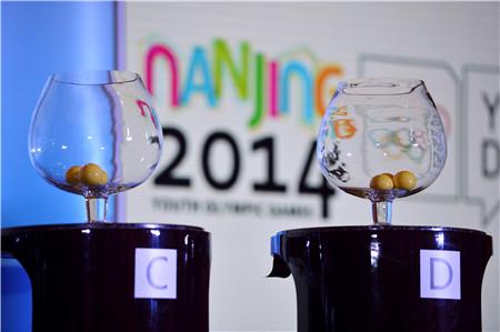 �Ͼ����W����麞�xʽ�ڌ��e�� �Ї�Ů���cī����{�ױȁ�ͬ�M