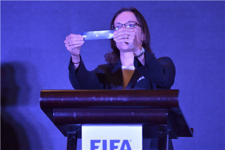 �Ͼ����W����麞�xʽ�ڌ��e�� �Ї�Ů���cī����{�ױȁ�ͬ�M