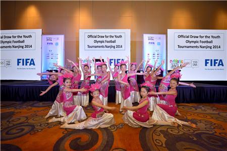 �Ͼ����W����麞�xʽ�ڌ��e�� �Ї�Ů���cī����{�ױȁ�ͬ�M