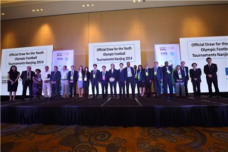 �Ͼ����W����麞�xʽ�ڌ��e�� �Ї�Ů���cī����{�ױȁ�ͬ�M