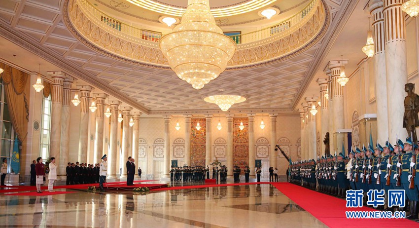 5��7�գ�������ϯ��(x��)��ƽ�ڰ�˹���{��ϯ���_��˹̹���y(t��ng)�{������Ү���e�еĚgӭ�xʽ�� ���A��ӛ�� ���d�� �z