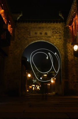 ���@���W