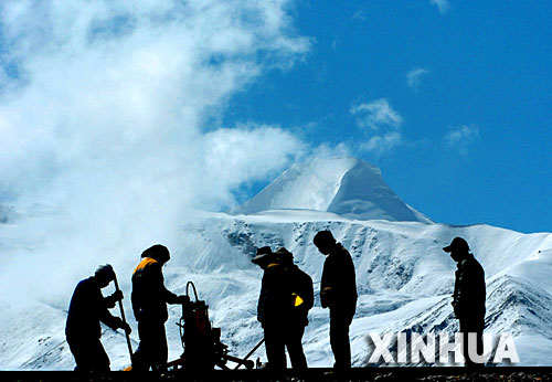 ����F·���O(sh��)��������ɣ�俵ɣѩɽ�_��������2005��6��8�Քz���� &nbsp;&nbsp;&nbsp;&nbsp;����F·�����������_ȫ�L(zh��ng)1956����������Ϻ�����ߡ���·���L(zh��ng)����Խ����������L(zh��ng)�ĸ�ԭ�F·�����F·���M(j��n)�����ǎ״��Ї�(gu��)�˵ĉ�(m��ng)�룬���@һ�뷨ֱ�����Ї�(gu��)���������u׃?y��u)�F(xi��n)��(sh��)������F·һ�ڹ�����������ľ����1958���_(k��i)����1984�꽻���I(y��ng)�\(y��n)�������ڮ�(d��ng)�r(sh��)��(gu��)�ҵĽ�(j��ng)��(j��)��(sh��)���Լ���ԭ����������·���g(sh��)�y�}��δ��Q����ľ�����_�α���ͣ����2001��6�£���(gu��)�ҿ�Ͷ�Y330.9�|Ԫ?ji��ng)ӹ��޽�����F·���ڹ��̡��@һ���̿�Խ����ɽ���ƹ���ɽ��ͨ�^(gu��)��������Ӻʹ�Ƭ���������^(q��)���������(l��i)�F·���O(sh��)ʷ�ρ���δ�еĴ�Խ�����Ľ��Ɍ������ض����ϵ���ظ�ԭ����(l��i)�µ����C(j��)�ͻ����� &nbsp;&nbsp;&nbsp;&nbsp;���A��l(f��)