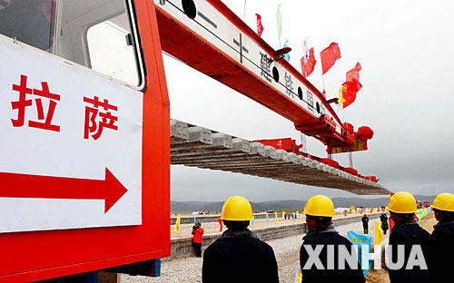 ���ؾ���(n��i)��һ���F·܉���ڰ����܇վ��£��F܉�����@�������_�^�m(x��)���죨2004��6��22�Քz���� &nbsp;&nbsp;&nbsp;&nbsp;����F·�����������_ȫ�L1956����������Ϻ�����ߡ���·���L����Խ����������L�ĸ�ԭ�F·�����F·���M(j��n)�����ǎ״��Ї��˵ĉ��룬���@һ�뷨ֱ�����Ї����������u׃?y��u)�F(xi��n)��������F·һ�ڹ�����������ľ����1958���_����1984�꽻���I�\(y��n)�������ڮ�(d��ng)�r���ҵĽ�(j��ng)��(j��)�����Լ���ԭ����������·���g(sh��)�y�}��δ��Q����ľ�����_�α���ͣ����2001��6�£����ҿ�Ͷ�Y330.9�|Ԫ�ӹ��޽�����F·���ڹ��̡��@һ���̿�Խ����ɽ���ƹ���ɽ��ͨ�^��������Ӻʹ�Ƭ���������^(q��)����������F·���O(sh��)ʷ�ρ���δ�еĴ�Խ�����Ľ��Ɍ������ض����ϵ���ظ�ԭ�����µ����C(j��)�ͻ����� &nbsp;&nbsp;&nbsp;&nbsp;���A��l(f��)