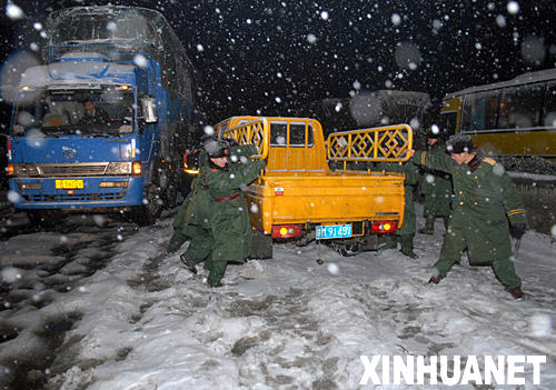 1��28�������侯��(zh��n)ʿ���Ƅ�(d��ng)����ѩ�е�܇�v��