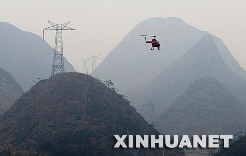 2��17�գ�һ��ֱ���C�ڏV�|ʡ�������Ǝr悌����ܱ�ѩ�ĺ��ġ�500ǧ������ݔ늾�·�Ğĺ��ؽ���r�M��Ѳ�顣����ݔ늾�·���F����λ����ɽ�����У�����ķeѩ������δ�ڻ����˹�Ѳ����y�Ⱥܴ��B�Ձ�������늾W��˾����ֱ���C������ݔ늾�·��̎�ĸ�ɽ�^���M��Ѳ�飬���ÙC�d�O���M���Ĕz�����r�l�F���Ϻ��[������ȫ��֏͹���ṩ�Y�ϡ�