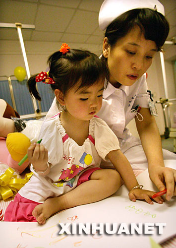 5��31�գ����Kʡ�����t(y��)Ժ���o(h��)ʿ�ڐ��Ĳ�������ܰܲ��������(d��ng)�հ������Ĵ������(z��i)�^(q��)С���T��ܰܲ��(l��i)���Ͼ����M(j��n)�뽭�Kʡ�����t(y��)Ժ�������w�������Ŀ���(f��)�ί������鰲�b��֫����(zh��n)�䡣 5��14�գ��ڵ������Ĵ������h�ǣ������ڿ��������µ�3�qСŮ����ܰܲ�������y��ĸ�����w���o(h��)���c����?f��n)��?0����(g��)С�r(sh��)��@�ȡ����t(y��)���(du��)�����(hu��)�����P(gu��n)���£�Сܰܲ�����Ļ֏�(f��)��r���á�