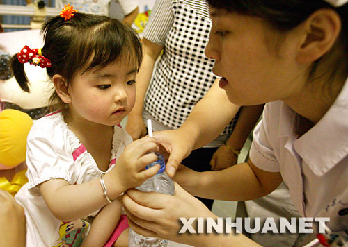  5��31�գ����Kʡ�����t(y��)Ժ���o(h��)ʿ�ڐ��Ĳ���ι��ܰܲ��ˮ����(d��ng)�հ������Ĵ������(z��i)�^(q��)С���T��ܰܲ��(l��i)���Ͼ����M(j��n)�뽭�Kʡ�����t(y��)Ժ�������w�������Ŀ���(f��)�ί������鰲�b��֫����(zh��n)�䡣 5��14�գ��ڵ������Ĵ������h�ǣ������ڿ��������µ�3�qСŮ����ܰܲ�������y��ĸ�����w���o(h��)���c����?f��n)��?0����(g��)С�r(sh��)��@�ȡ����t(y��)���(du��)�����(hu��)�����P(gu��n)���£�Сܰܲ�����Ļ֏�(f��)��r���á�