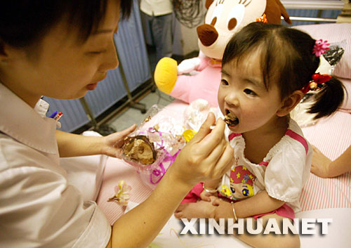 5��31�գ����Kʡ�����t(y��)Ժ���o(h��)ʿ�ڐ��Ĳ���ι��ܰܲ�Ե��⡣��(d��ng)�հ������Ĵ������(z��i)�^(q��)С���T��ܰܲ��(l��i)���Ͼ����M(j��n)�뽭�Kʡ�����t(y��)Ժ�������w�������Ŀ���(f��)�ί������鰲�b��֫����(zh��n)�䡣 5��14�գ��ڵ������Ĵ������h�ǣ������ڿ��������µ�3�qСŮ����ܰܲ�������y��ĸ�����w���o(h��)���c����?f��n)��?0����(g��)С�r(sh��)��@�ȡ����t(y��)���(du��)�����(hu��)�����P(gu��n)���£�Сܰܲ�����Ļ֏�(f��)��r���á�