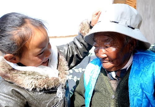 3��16�գ�����OŮ����׿���ڎ��ω��ǰ������ʴ�ñ�ӡ� ���죬�������ܿh�����l�Әs��������˰�������ӭ��118�q���ա����ǬF���������g�������ˡ������������ˏ�С�Ը��_�ʡ���ֱ��ϲ�g�����Ρ���ĩ������ӵȣ�ϲ�g�����Ͳ����衣Ŀǰ�����ذٚq���˹���79����ȫ�^�˿ڵ�ƽ��������1959��֮ǰ��35.5�q��ߵ��F�ڵ�67�q�� ���A��ӛ�� �����_�� �z